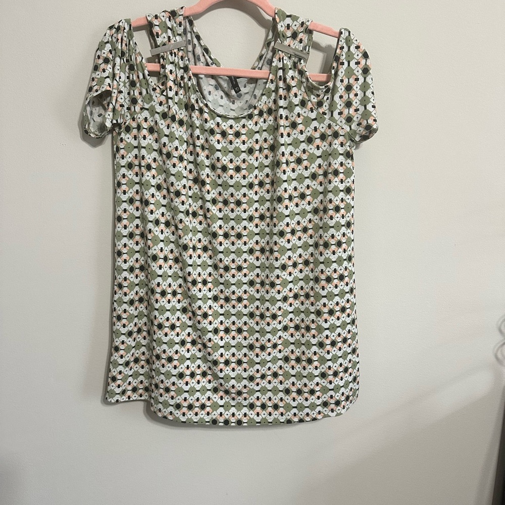 New Directions Green and White Patterned Blouse